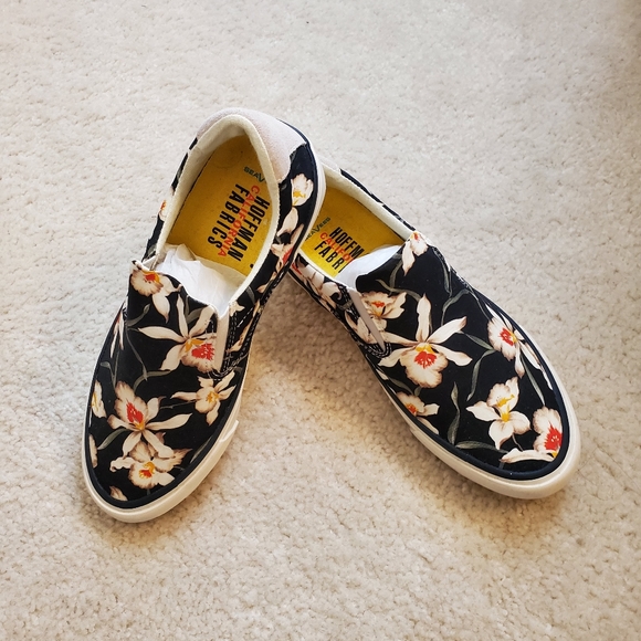 SeaVees Shoes - SEAVEES  HAWTHORNE SLIP ON MAGNUM - WOMENS 6.5 / BLACK STAR ORCHID